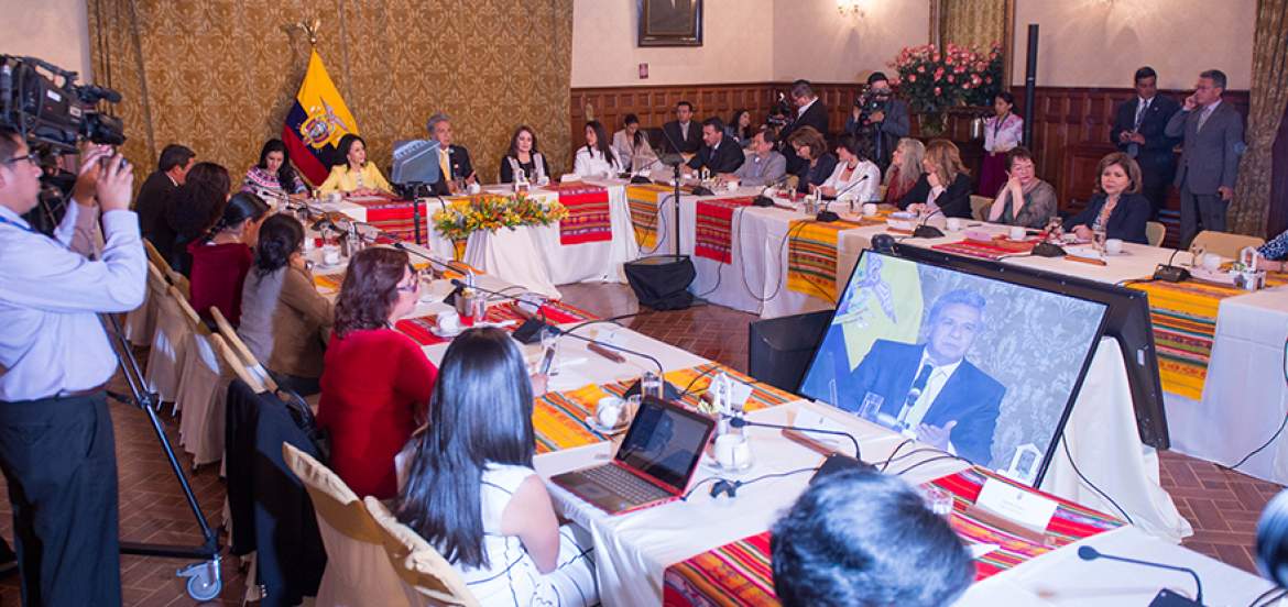 Lenin moreno-colectivos de mujeres-reunión